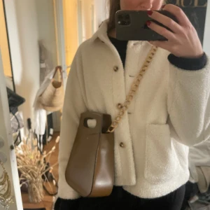 Vit teddyjacka - Mysig vit teddyjacka i storlek L😍😍