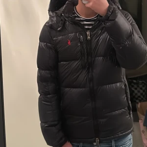 Ralph lauren jacka - Ralph lauren vinterjacka i väldigt bra skick. Nypris 6000kr. Storlek S. Skriv gärna vid frågor eller funderingar!