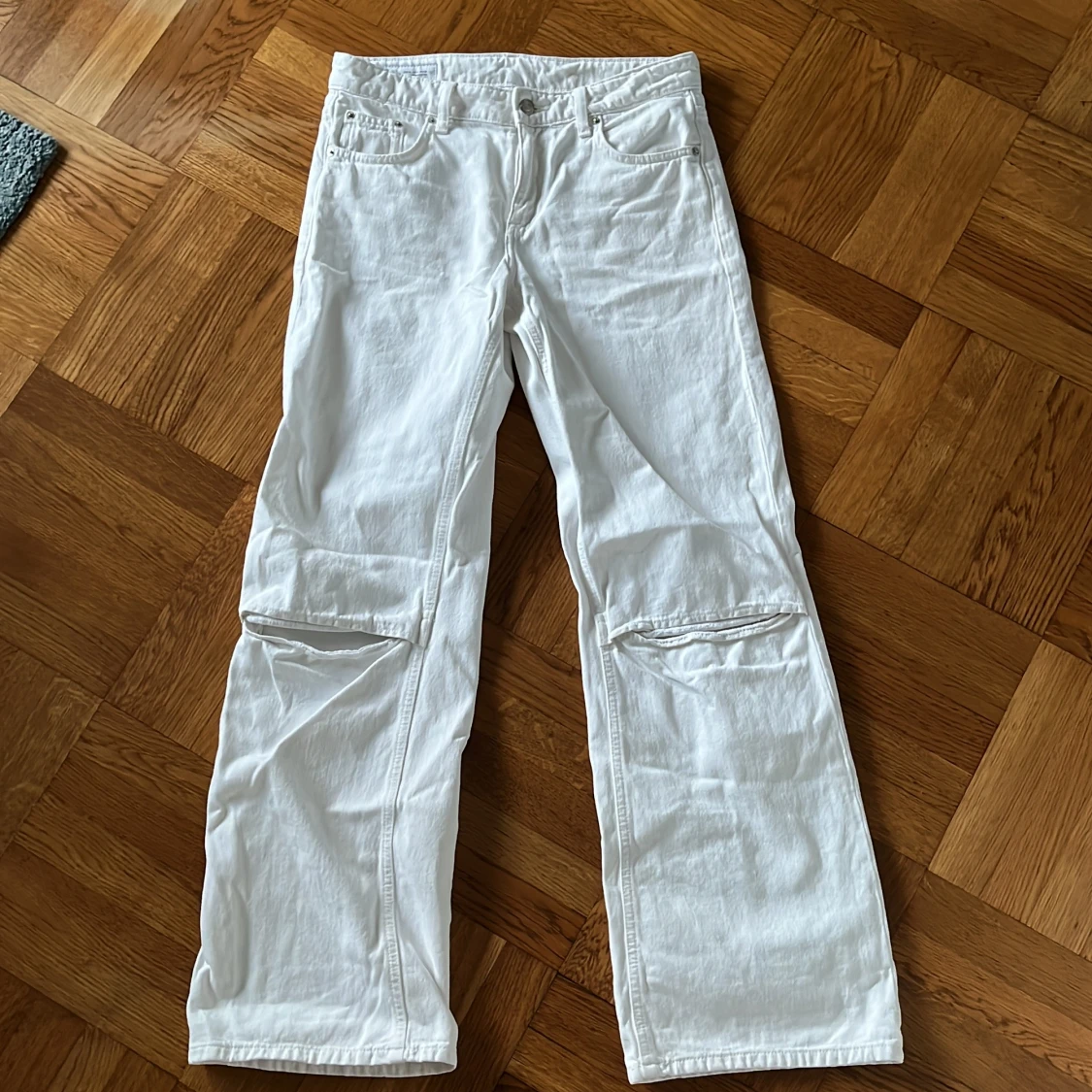 Vita jeans med slitningar - 91