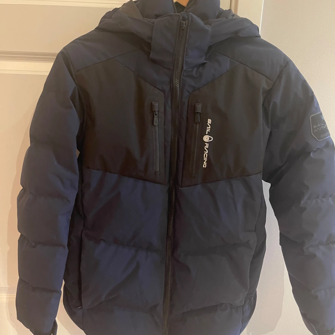 Svart dunjacka från Sail Racing - 91