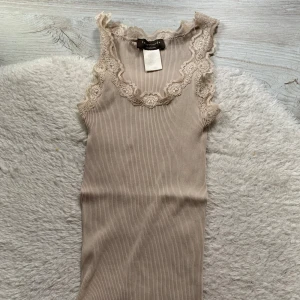 rosemunde linne - Säljer en superfin beige ribbad topp från Rosemunde som inte kommer till användning längre 💗💗 sitter som xs/s 💗 använd gärna köp nu 