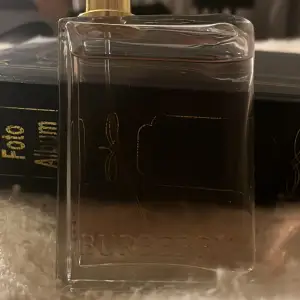 Säljer en nästintill oanvänd Her- Burberry parfym🩷Den luktar såå gott!! Tyvärr saknas det ett lock därav priset! 100ml.🥰Nypris:1,500kr