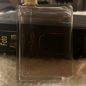Burberry parfymflaska - Säljer en nästintill oanvänd Her- Burberry parfym🩷Den luktar såå gott!! Tyvärr saknas det ett lock därav priset! 100ml.🥰Nypris:1,500kr