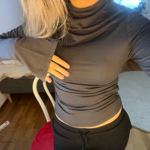 Grå långärmad Gina topp💞 - Säljer min gråa jättefina topp från Gina Tricot, använd ca 2 gånger så det finns inga defekter! Storlek S men passar även M!❤️