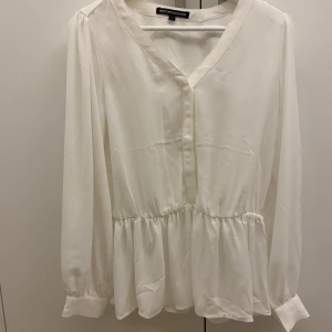 Långärmad blus - Fin blus ifrån first class collection. Långärmad med volang detaljer. Är i super bra skick