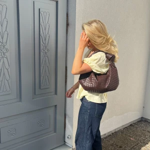 Brun quiltad bottega väska - Säljer en superfin brun quiltad axelväska i mycket bra skick. Slutsåld från design by sí