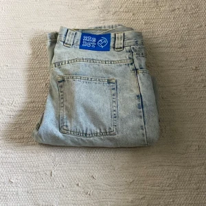 Polar big boys  - Säljer ett par ljusa jeans från Big Boy i storlek S. Perfekta för en casual look! 🕶️ slitna längst ner men annars ingen fara🩵