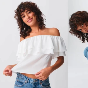 Vit offshoulder topp med volang - Superfin blus med volanger. Oanvädn och lappen kvar. Säljer även i xs💗💗