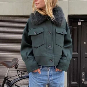 Mörkgrön jacka med fuskpäls - Säljer denna super snygga mörkgrön jackan med en fluffig päls på kragen från Meotine. Perfekt för höst och vinter💕inga defekter förutom några lösa trådar