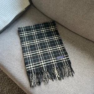 Burberry Scarf - Säljer en fet scarf ifrån Burberry, perfekt till vintern. Hör av er vid funderingar!