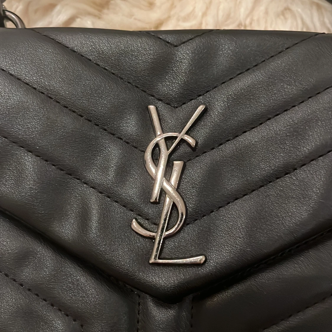 Svart ysl väska med kedja - 90