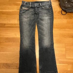 Disel bootcut jeans - Säljer ett par snygga mörkblå (ser av nån anledning typ svarta ut på bilden) bootcut jeans i bra skick. De har en klassisk femficksdesign och en cool tvättad look. Perfekta för både vardag och fest! Passar till allt från sneakers till klackar. 🕺👖kom priv för frågor elr bilder🥰🙏