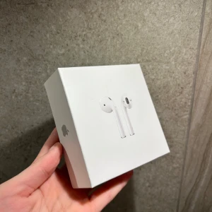 Hörlurar gen 2 - Köpta begagnat, men insåg att jag köpte fel. Fungerar utmärkt 🤍