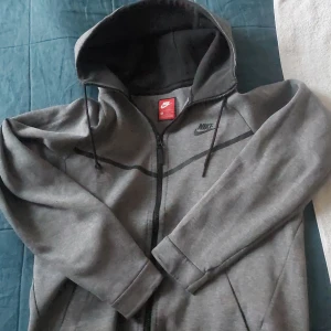 Nike tech fleece - Säljer en grå nike tech fleece. Säljer den här för jag vill it ha den längre. Säljer för 129kr. Ok skick. Storlek S