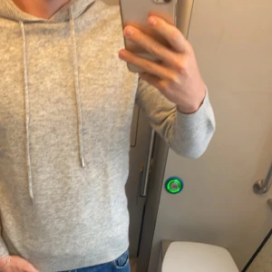Kashmir hoodie   - Säljer min kashmir hoodie nästan aldrig använda o extremt bra skick, hör av er vid funderingar . 