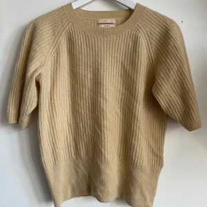 Cashmere tröja - Säljer en supermysig gul Kashmir tröja från HM i storlek M. Den är superfin i färgen💛 postar endast