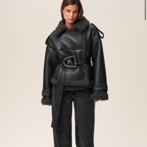 oanvänd Adoore jacka - säljer denna oanvända adoore jackan, alla lappar är kvar på och skickas i sin orginal förpackning. Endast testad. Säljer för 4000 då den är helt slutsåld i alla storlekar. Ändrar inte priset