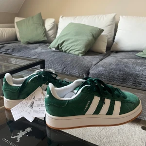 Adidas Originals Campus 00s - Säljer mina helt oanvända Adidas Campus 00s i storlek 38 då de inte kommer till användning. Lappen sitter kvar och det följer med vita skosnören! 