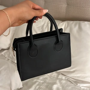 Svart väska - Jättefin väska som passar till både festligt och vardagliga tillfällen, inga defekter! (tillkommer även ett långtband)