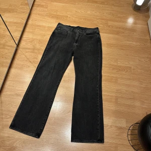 Levis 567 - Svarta Levis 567 i storlek 34x34. Knappt använda så väldigt bra skick. 