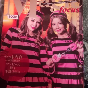 Rosa och svart randig klänning kostym klänning - Säljer en cool rosa och svart randig klänning med fångdräktstema. Den har långa ärmar och ett nummer tryckt på bröstet. Den har en rätt så kort kjol. Den är köpt i japan och ska vara typ en "sexig prisoner" DET FINNS INGEN HANDBOJOR INNE. .Perfekt för maskerad eller temafest! 🎉 ALDRIG ANVÄND 