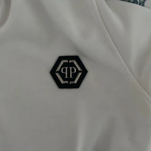 Vit tröja med dragkedja från Philipp Plein - Säljer min Philipp plein hoodie en present och den är äkta passar som M också, för mycket för mig så vill ba sälja den. Kom dm för info 