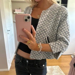 Mönstrad kavaj/overshirt - Säljer en superfin kavaj i grått/blått och vitt med ett diskret mönster. Den har trekvartsärmar och en stilren design utan knappar. Perfekt för både vardag och fest!💕