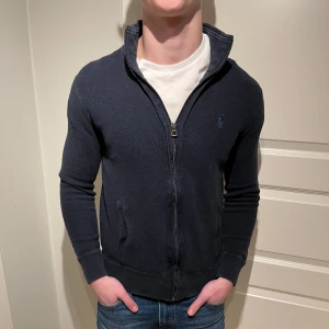 Ralph Lauren | Ziptröja - Riktigt skön Raffe zip! | Tröjan är i fint skick finns nått litet tecken på användning, lapparna nertill inuti är avklippta. | Storlek S sitter något litet på mig som är 178. | Ställ gärna frågor innan du köper!