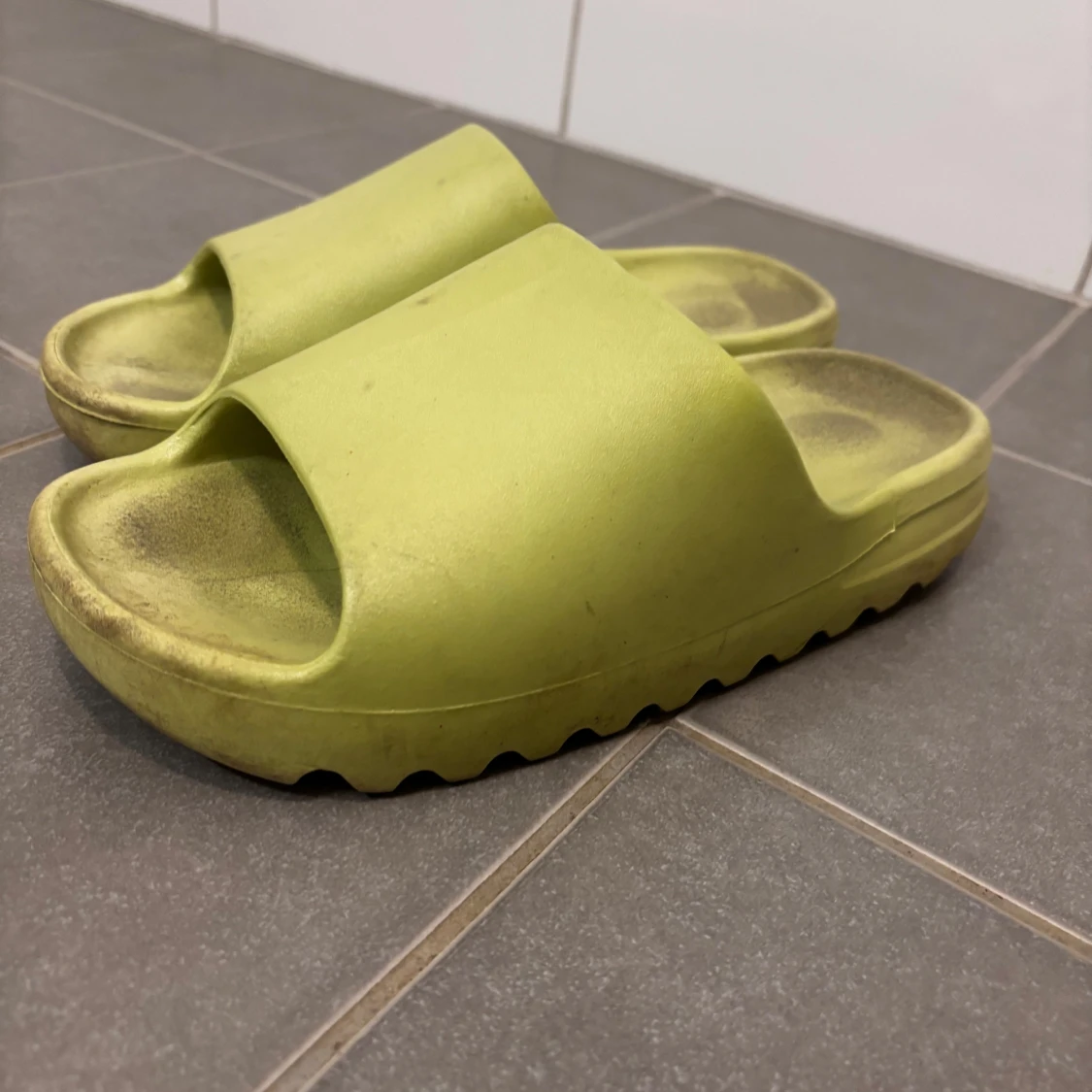 Gröna tofflor liknande till yeezy slides, strl 38