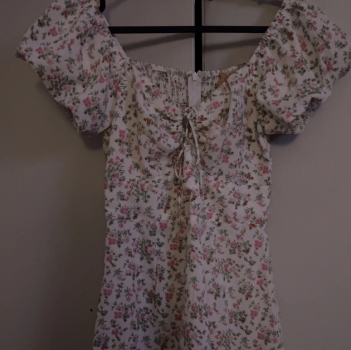 Blommig sommarklänning med knyt - 90