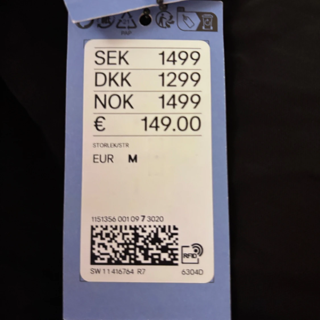 Svart one-shoulder klänning från Mugler x H&M - 91