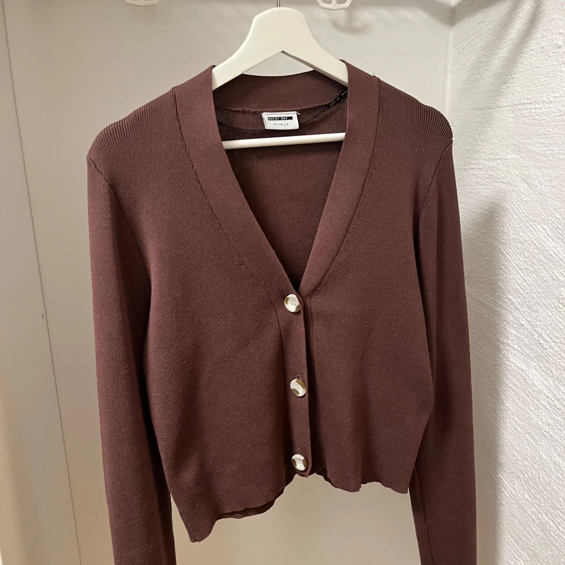 Brun stickad kofta från Noisy May