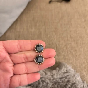 Örhängen  - Örhängen med en grön sten. Jättefina och simpla. 