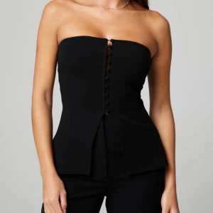 Svart tubtopp - Ursnygg tubtopp från Bikbok som är helt slutsåld🤩 Helt oanvänd med alla lappar kvar. Köpt för 300kr och säljer nu för 250kr🩷