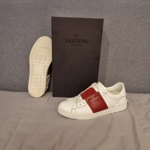 Valentino open - Säljer ett par superfina opens i fetaste färgen vinröd. Skorna är strl 43 och mycket fint skick. Box inggår vid köp! Lite creasade men skickar även med creaseskydd. Vid frågor eller fler bilder är det bara att skriva //Kba_Closet 