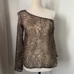 Leopardmönstrad oneshoulder-top - Leopardmönstrad one shoulder topp! Storlek 34 (S) 🐆 Använd någon få gång - så väldigt fint skick! I mesh-aktigt tyg. 