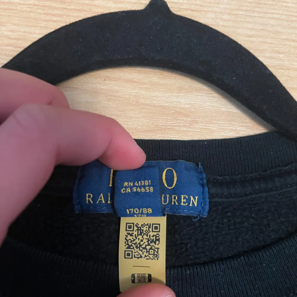 Hej! Säljer en fin Ralph Lauren sweatshirt | Fint skick utan skador eller fel på den | Stl XL i barn 18-20 passar som S-M | Äkta och authenticated ✅nypris på denna är 1500kr+ | Skriv för mer ☺️pris är inte hugget i sten 🪨 byten kan tas 👍🏻. T-shirts.