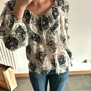 Zara mönstrad blus  - Säljer min otroliga fina blus från zara med unikt mönster❤️❤️ Den är i princip i nyskick då den har använts sällan, men det finns en liten fläck som syns på sista bilden, men som syns inte alls i verkligheten ❤️❤️❤️