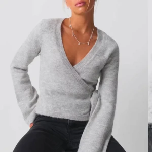 Stickad omlottröja Gina  - Den populära omlottröjan från Gina tricot💕💕