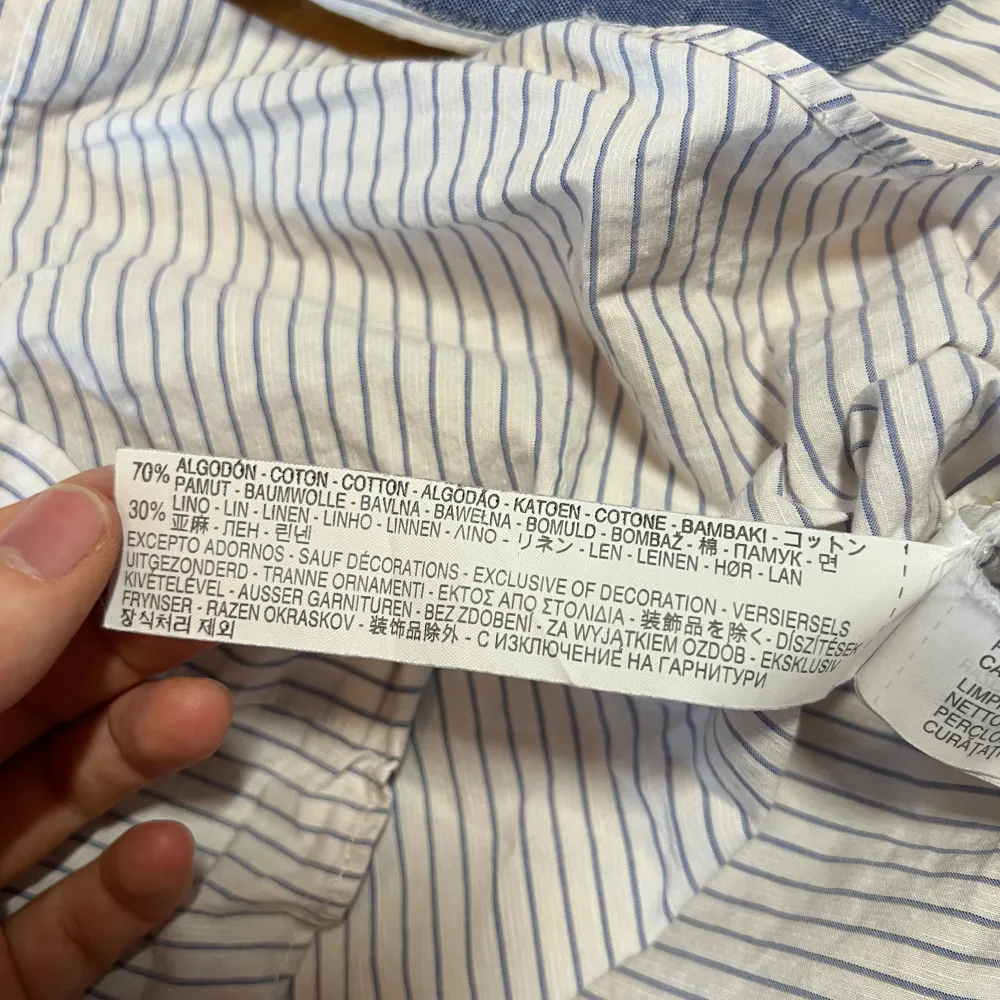 Säljer en stilren randig skjorta från Zara Man i storlek M. Skjortan är vit med blå ränder och har långa ärmar med snygga blå armbågslappar. Sitter mer som en slim fit small. Den är gjord av 70% bomull och 30% linne, vilket gör den har bättre kvalitet än många andra zarakläder. Endast skrynklig. I stil med sekelskift, typ Peaky Blinders! 👔. Paidat.