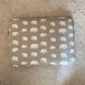 Grå datorväska med elefantmönster - Säljer mitt superfina grå datafodral🤗Jättebra skick!!