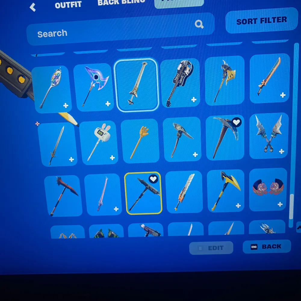 Tjenare säljer forre konto för spelar inte längre. Kontot har 234 skins, 197 pickaxes, 180 gliders, 225 backblings, 120 contrails och 693 danser. Kontot har exlusiva skins, har mako glider från s1, stage 4 omega och  cardbide, har nästan alla Battle pass i chapter 1. Obs går inte först, kom pm för fler bilder. Kan sänka priset mot snabb affär.. Övrigt.