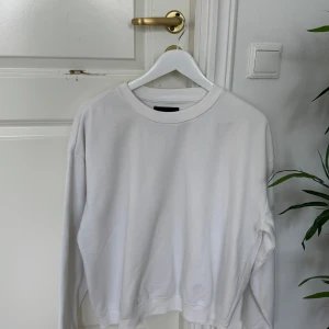 Vit tröja från 157 - Säljer en stilren vit tröja från 157 i storlek M. Den är supermjuk och perfekt för både vardag och mysiga hemmakvällar.  