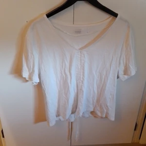 Oanvänd Topp Med Snörning - Oanvänd vit topp från sasma med snörning. Köpt för 80 kr men säljer för 50.  Katt finns i hemmet