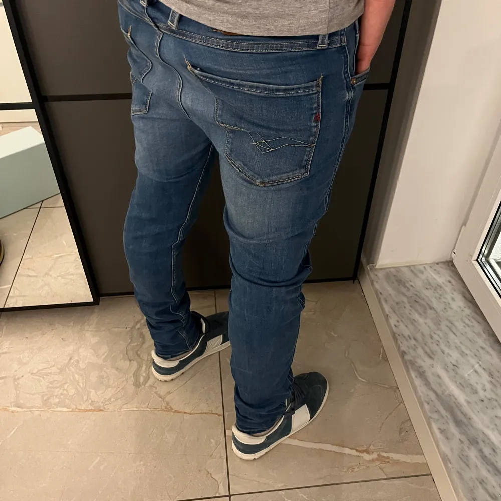 Hej, säljer nu dessa replay jeansen. Anbass model. Lappen är av.Ny pris = 1799:-. Säljas för 499-. Moddellen är 179cm. Jeans & Byxor.