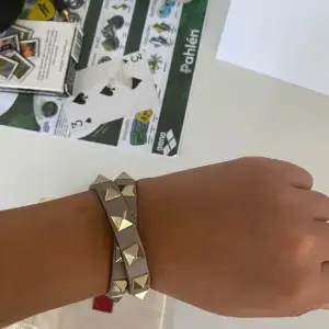 Säljer mitt fina valentino armband double i beige färg med guldiga nitar❤️😍😍så fint och passar till allt, väldigt bra skick också! Nypris ligger på 4200 säljer för 1700. Tillkommer box o påse 