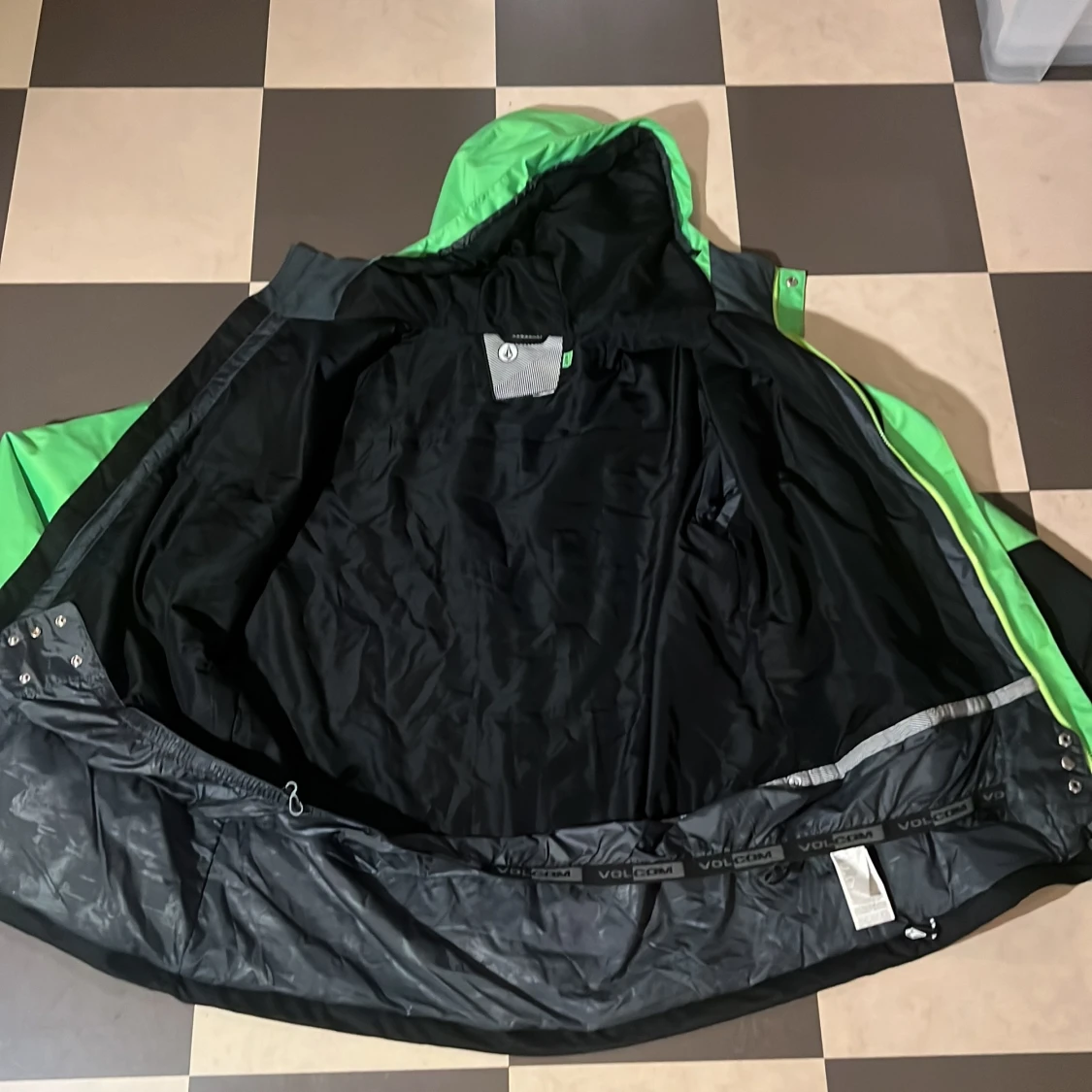 Grön och svart jacka från Volcom - 91