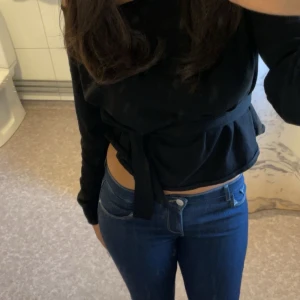 Mörkblå low waist bootcut jeans - Säljer dessa jeans från märket Only i strl Mx30 knappt använda i nytt skick!💓