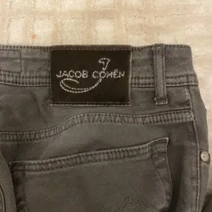 Jacob Cohën jeans, skitsnygg färg - mörkgrå, nästintill nyskick, skulle säga 8-9/10, size 33 nypris runt 5-6 tusen, det är den populära modellen ”688.C” säljer för endast 999kr!🤝🏼 + kan gå ner i pris vid SNABB affär