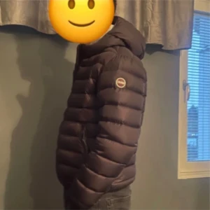 Colmar jacka - Säljer en snygg svart pufferjacka från Colmar i mycket bra skick. Jackan har en dragkedja framtill och är perfekt för kalla dagar. Den är långärmad och har en normal passform. Perfekt för höst och vinter! Kvitto finns också 👍